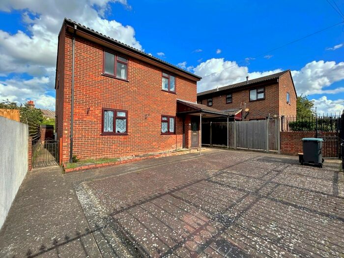 2 Bedroom Maisonette To Rent In Wycliffe Row, Gravesend, Kent, DA11