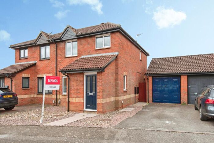 3 Bedroom Semi Detached House For Sale In Chaucer Drive, Biggleswade, SG18