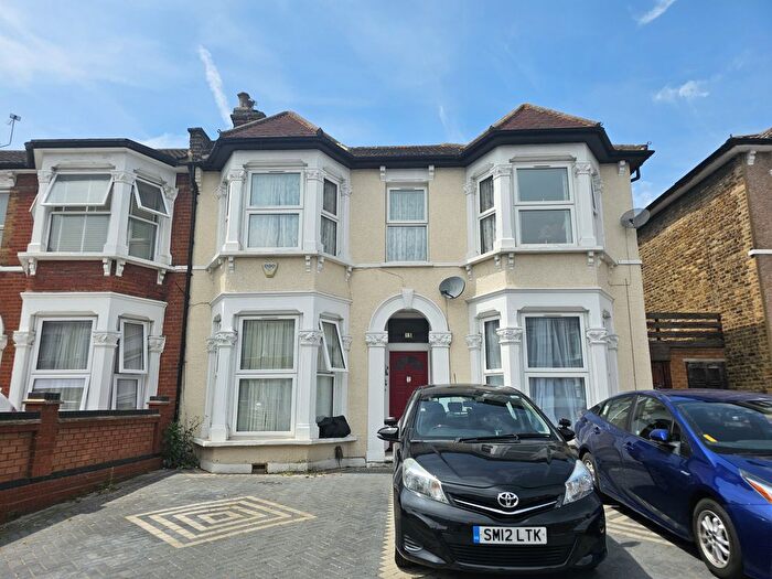 1 Bedroom Barn Conversion To Rent In Elgin Road, IG3