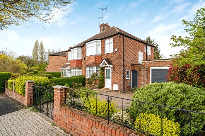 3 Bedroom Semi-Detached House For Sale In Grasvenor Avenue, Barnet, EN5
