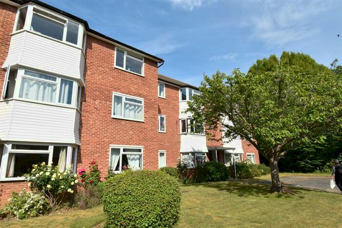 2 Bedroom Flat To Rent In Kingswood Close, Surbiton, KT6