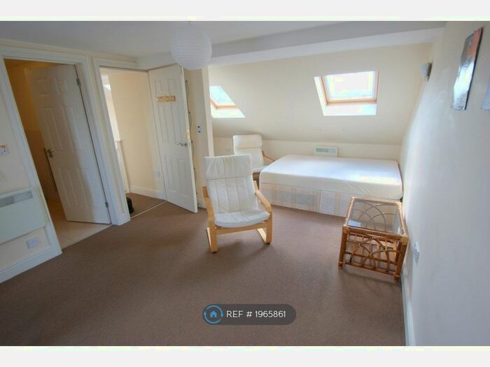 Studio To Rent In Western Avenue, London, W3