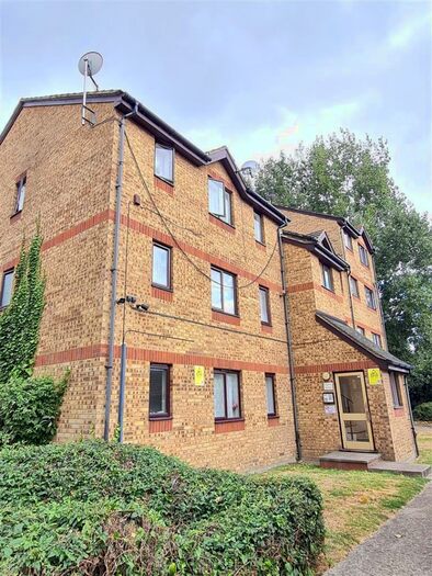 1 Bedroom Flat To Rent In Porter Close, West Thurrock, RM20