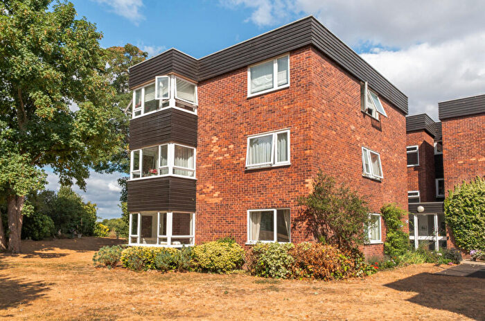 2 Bedroom Flat For Sale In Mount Felix, Walton On Thames, Surrey, KT12