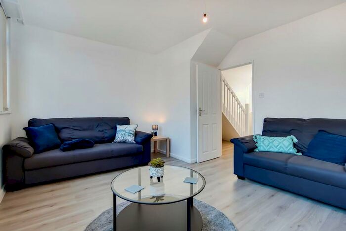 2 Bedroom Maisonette To Rent In Shoreham Close, SW18