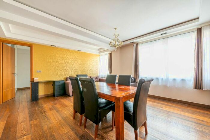 2 Bedroom Flat For Sale In Vicarage Gate, Kensington, London, W8