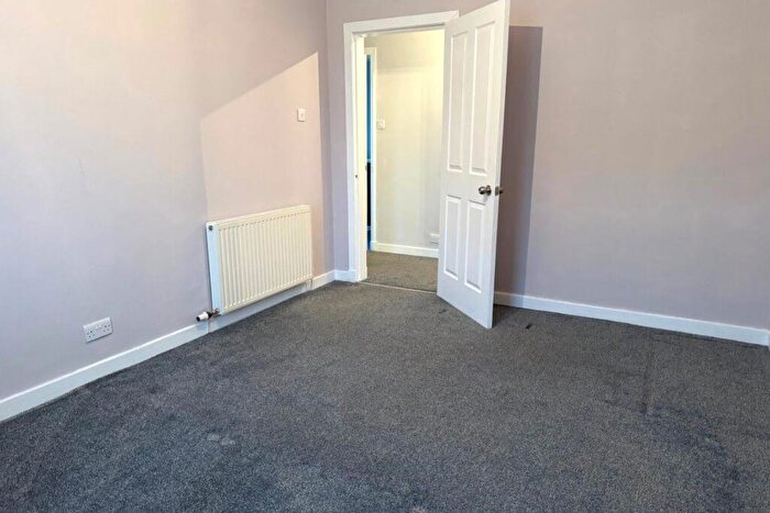 1 Bedroom Flat To Rent In Bed With Driveway & Garden Netherplace Rd, G77