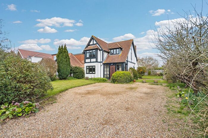 3 Bedroom Detached House For Sale In St James Walk, Richings Park, Iver, SL0