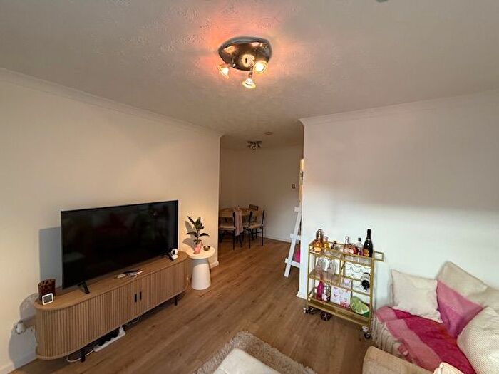 1 Bedroom Flat To Rent In Parsons Close, Staddiscombe, PL9
