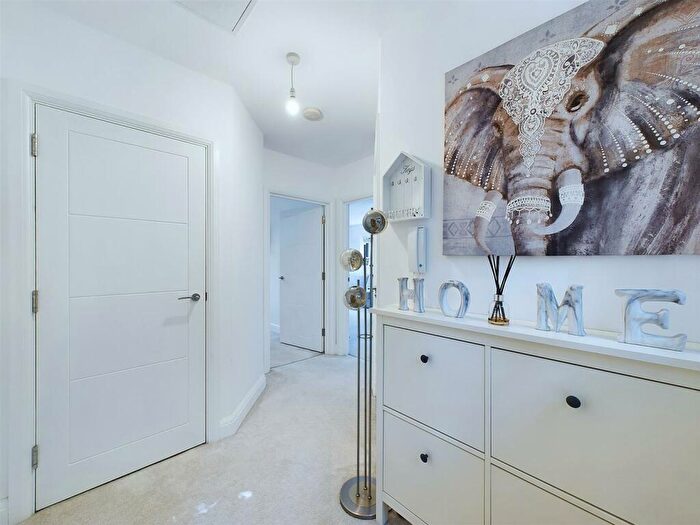 1 Bedroom Flat For Sale In Plough Lane, Purley, CR8