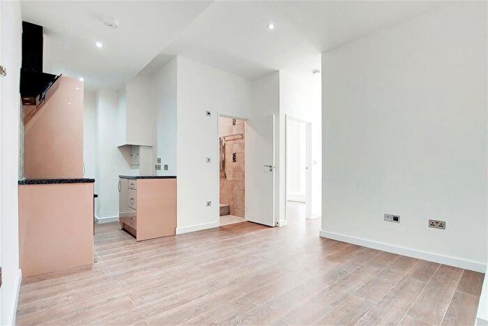2 Bedroom Flat To Rent In North End Road, London, SW6