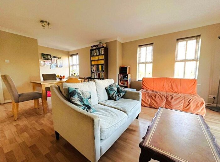 2 Bedroom Flat To Rent In Turners Close, London, N20