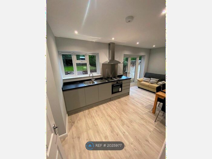 5 Bedroom Semi-Detached House To Rent In Lime Grove, Guildford, GU1