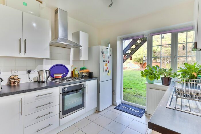 2 Bedroom Flat To Rent In Torrington Park, North Finchley, London, N12