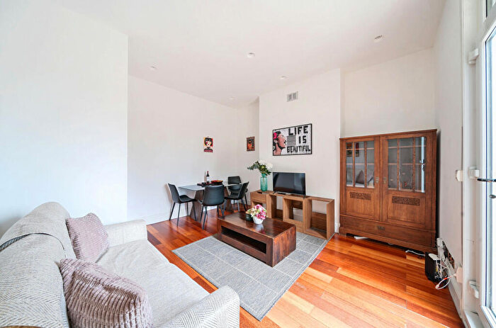 2 Bedroom Apartment For Sale In Tufnell Park Road, London, N7