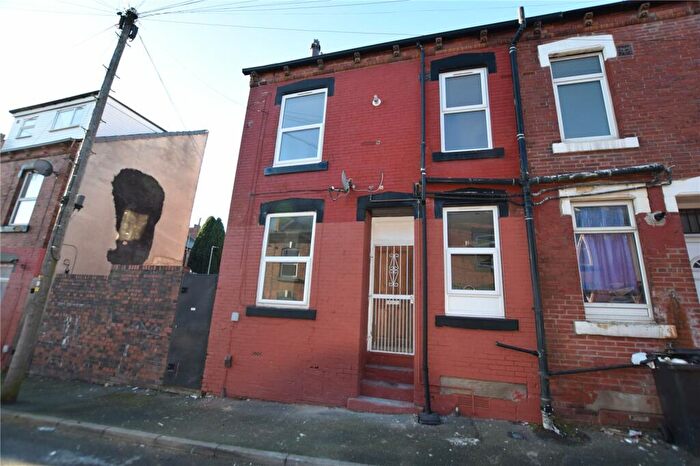 2 Bedroom Terraced House To Rent In Woodview Mount, Leeds, West Yorkshire, LS11