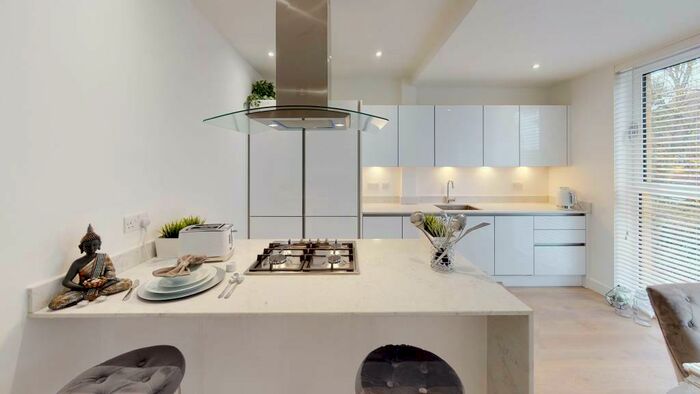 3 Bedroom Apartment To Rent In New Road, Rainham, Havering, London, RM13