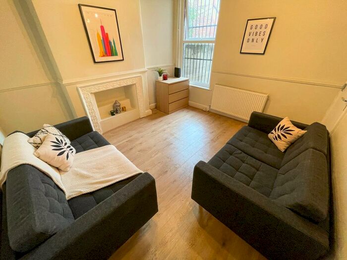 1 Bedroom House To Rent In Adelaide Road (Spare Room), L7