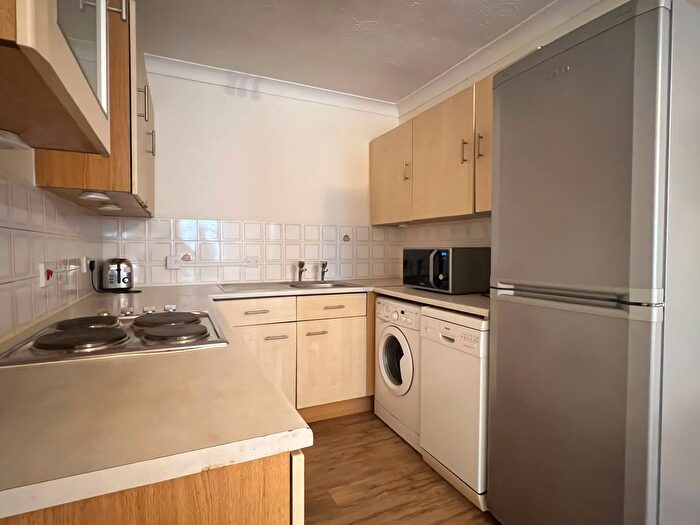 2 Bedroom Flat To Rent In Barons Court, Luton, Bedfordshire, LU2