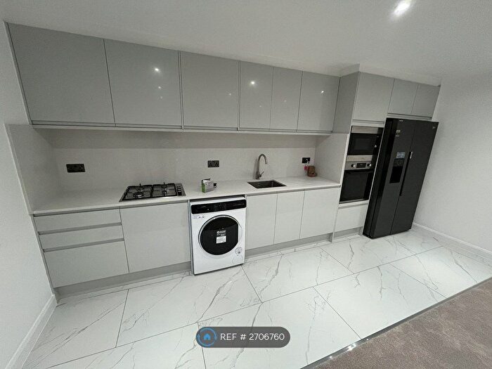 3 Bedroom Flat To Rent In Long Lane, Croydon, CR0