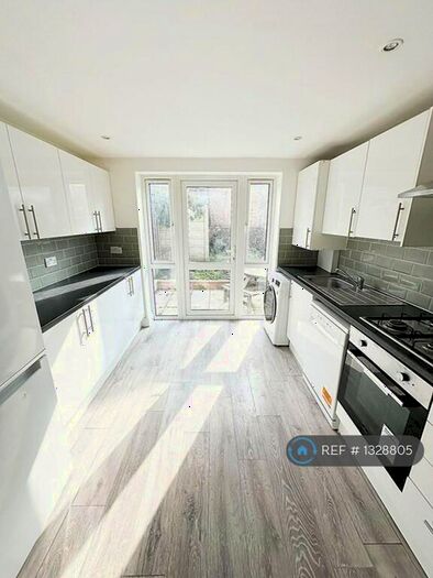 2 Bedroom Flat To Rent In Totteridge Lane, London, N20