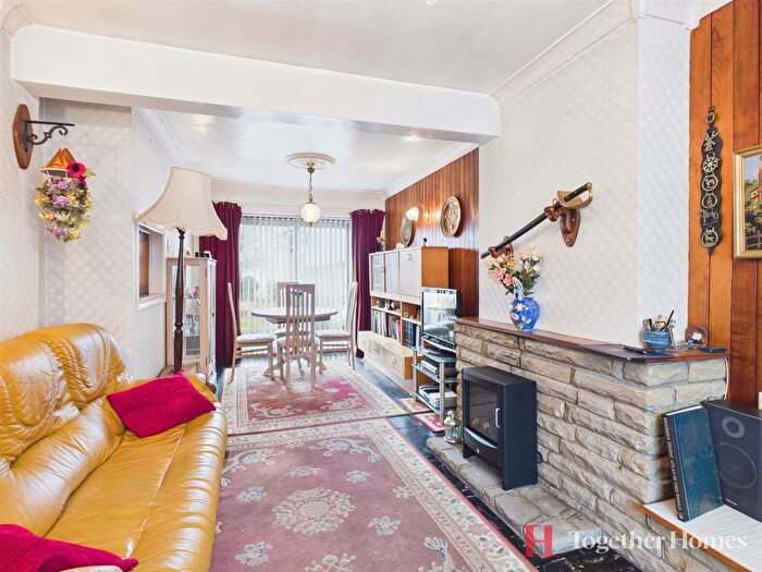 3 Bedroom Property For Sale In Lakeside, Rainham, RM13