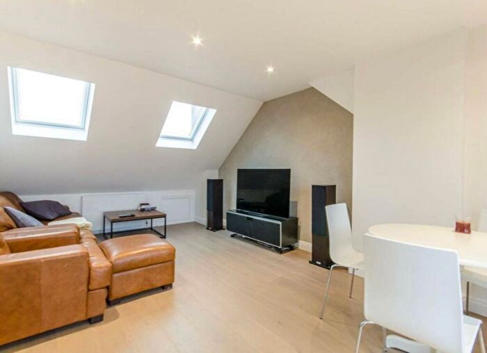 3 Bedroom Flat To Rent In Hale Grove Gardens, Mill Hill, NW7