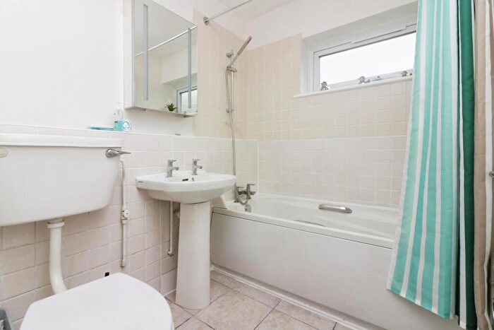 1 Bedroom Flat For Sale In Milton Road, Harpenden, AL5