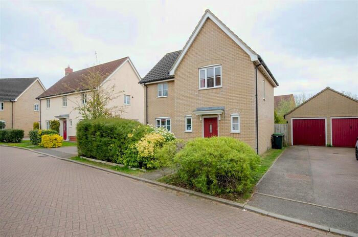 3 Bedroom Detached House For Sale In Pennycress Drive, Wymondham, NR18