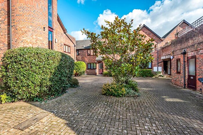 2 Bedroom Flat To Rent In Staple Gardens, Bilberry Court Staple Gardens, SO23