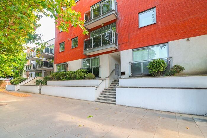 2 Bedroom Flat For Sale In Streatham High Road, London, SW16