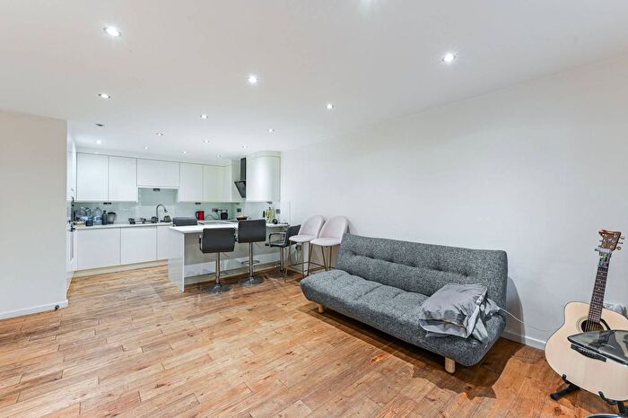 2 Bedroom Flat To Rent In Morrish Road, Brixton Hill, London, SW2