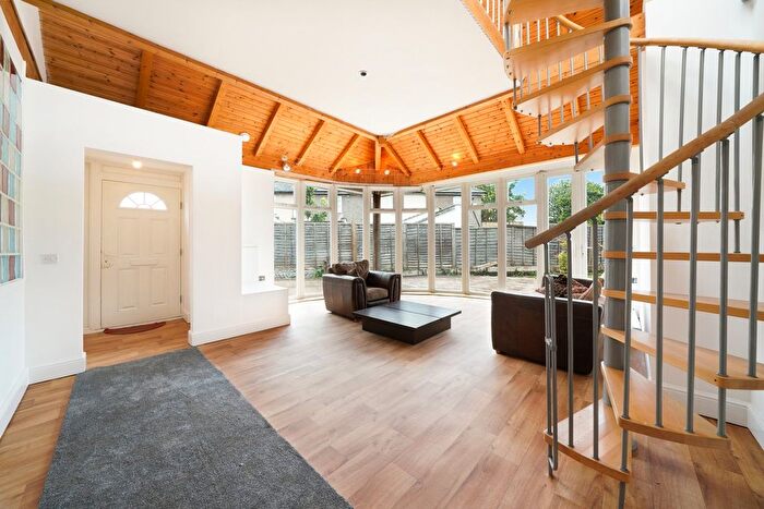 2 Bedroom Detached House To Rent In Sydenham Road, Croydon, CR0