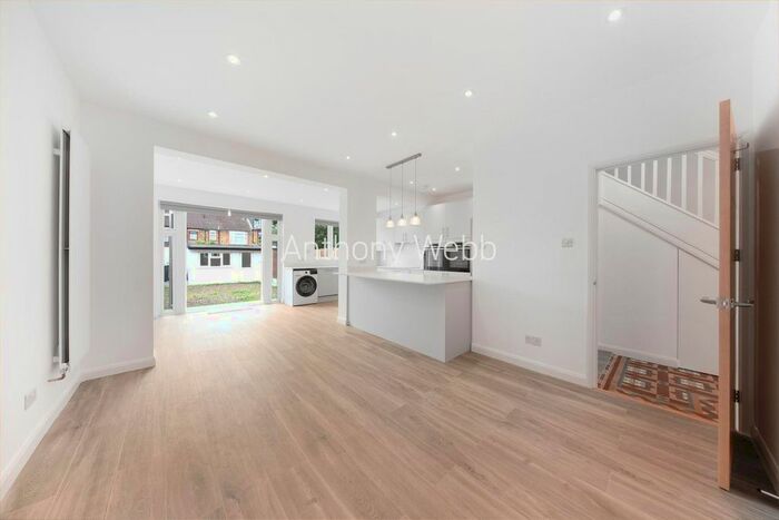 3 Bedroom Property To Rent In Oaktree Avenue, Palmers Green, London, N13