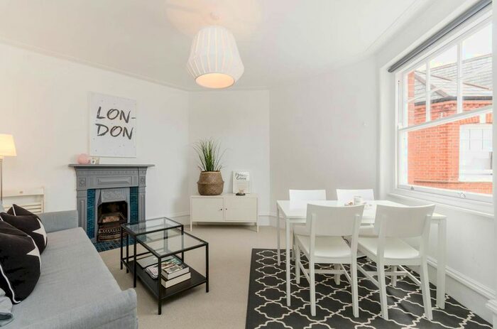 3 Bedroom Flat To Rent In Kelvedon Road, Parsons Green, London, SW6