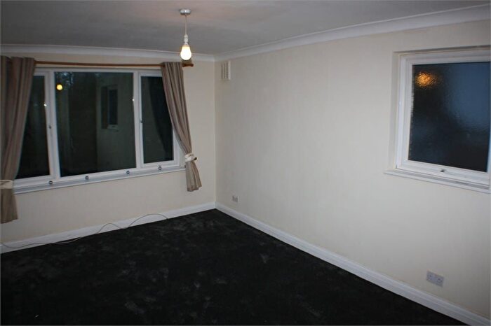 3 Bedroom Flat To Rent In Redhill Drive, Edgware, HA8