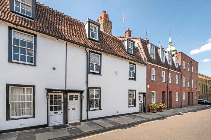 4 Bedroom Property To Rent In Vine Row, Lancaster Park, TW10