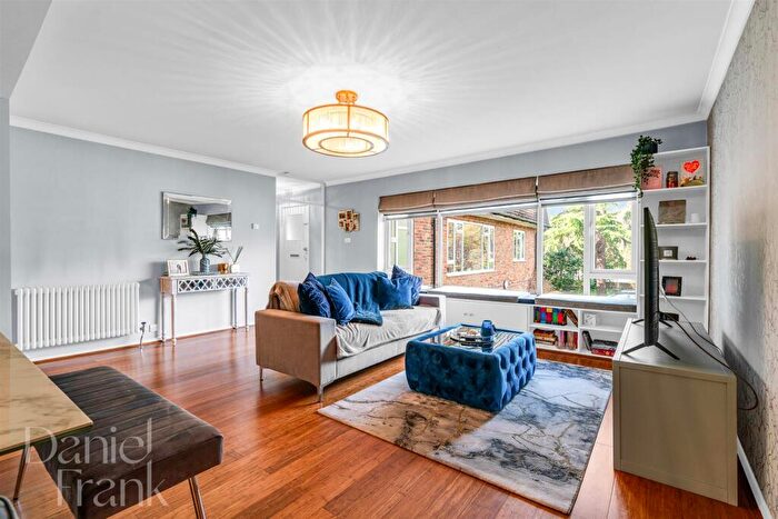 2 Bedroom Flat For Sale In High Road, Loughton, IG10