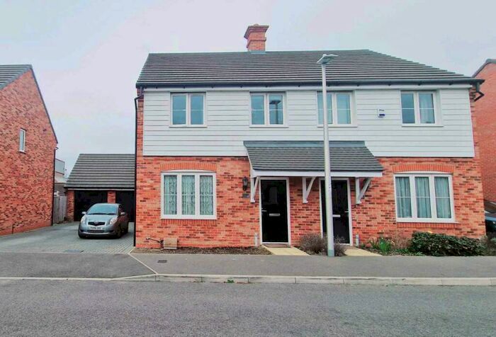 3 Bedroom Semi-Detached House To Rent In Millers Grove, Woodley, RG5