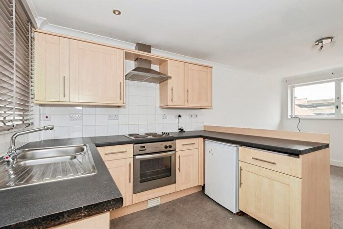 1 Bedroom Flat For Sale In High Street, Leatherhead, Surrey, KT22