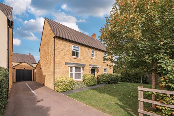 4 Bedroom Detached House For Sale In Swinbrook Road, Carterton, Oxfordshire, OX18