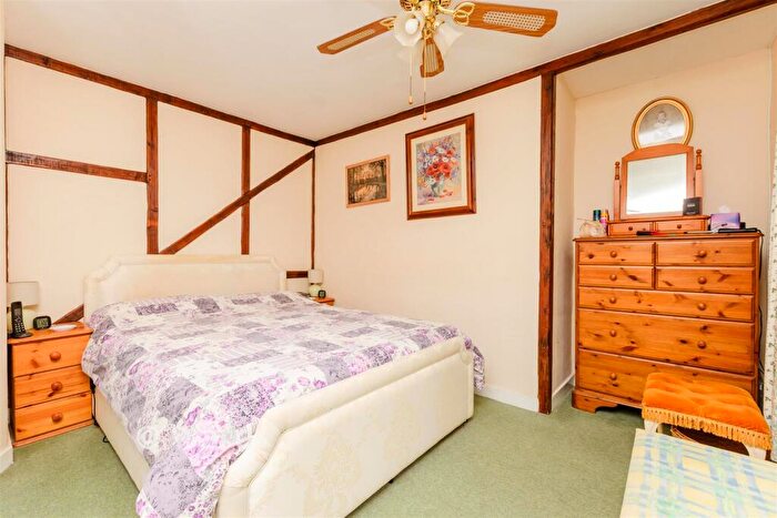 5 Bedroom Semi-Detached House For Sale In Priestwood Road, Meopham, Gravesend, Kent, DA13
