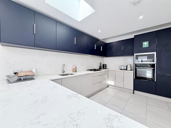 4 Bedroom Property To Rent In Oval Road, Croydon, CR0