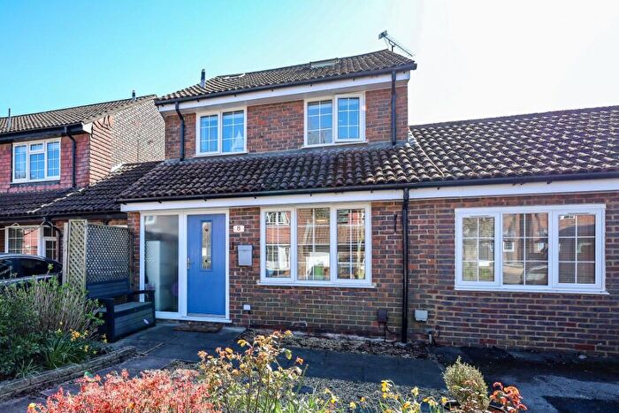 4 Bedroom Link Detached House For Sale In Longmead, Liss, Hampshire, GU33