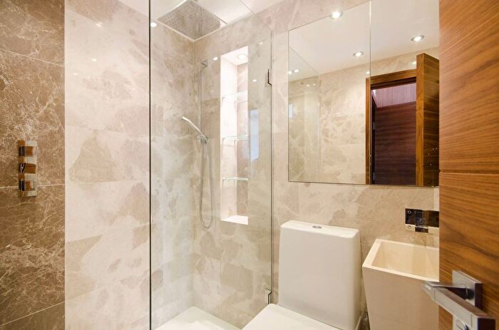 3 Bedroom Flat To Rent In Chesterton Square, South Kensington, London, W8