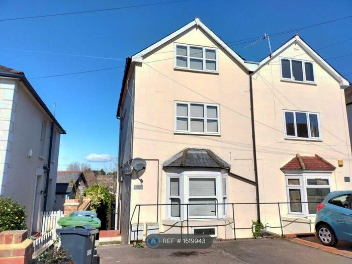 3 Bedroom Maisonette To Rent In Grovehill Road, Redhill, RH1