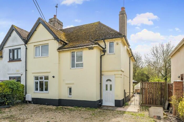 4 Bedroom Semi-Detached House For Sale In The Close, Stadhampton, OX44