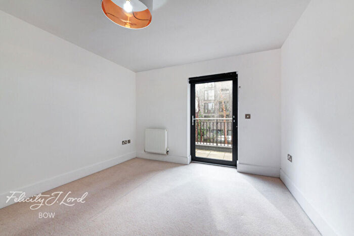 2 Bedroom Apartment For Sale In Axio Way, London, E3