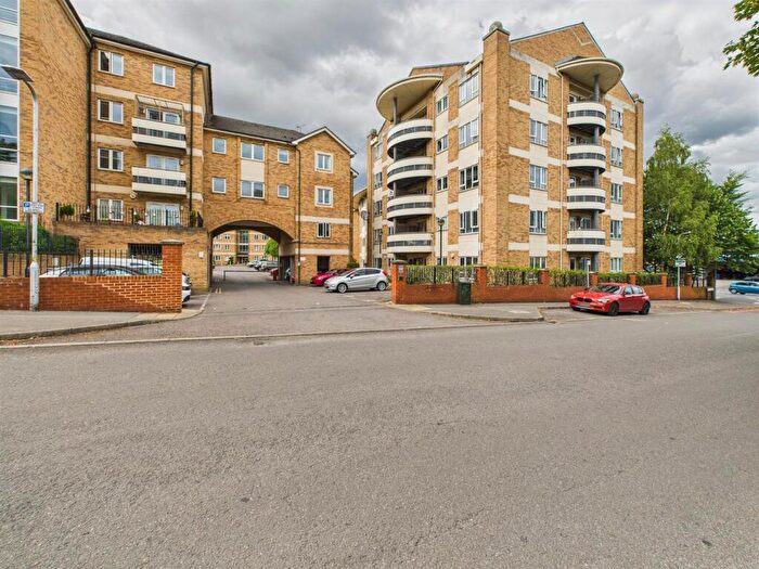 2 Bedroom Apartment For Sale In Branagh Court, Reading, RG30