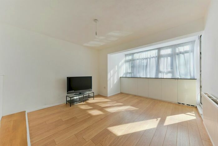 2 Bedroom Flat To Rent In Smithwood Close, London, SW19